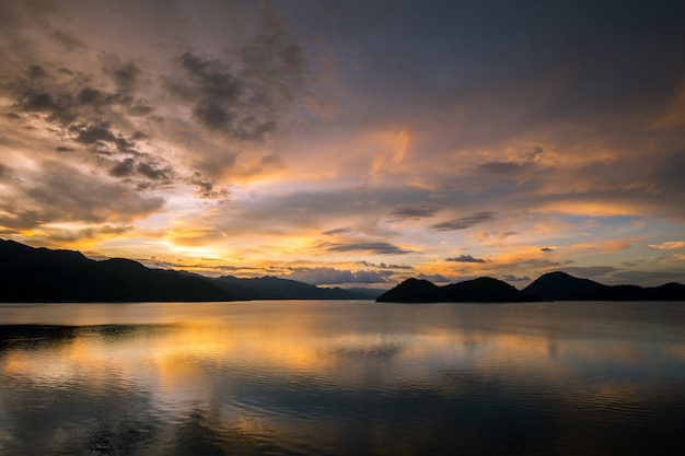 Hermosa puesta de sol en el embalse en el Parque Nacional, paisaje de Tailandia