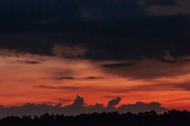 Hermosa puesta de sol espectacular cielo rojo con nubes oscuras