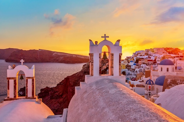 Hermosa puesta de sol con la famosa iglesia ortodoxa en la isla de Santorini Mar Egeo Grecia