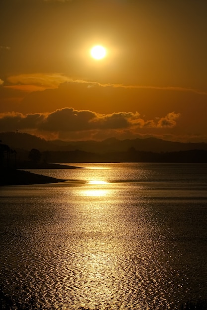 hermosa puesta de sol con fondo de paisaje sin fin