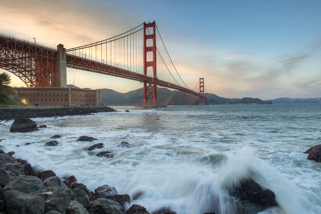 Hermosa puesta de sol y Golden Gate Bridge