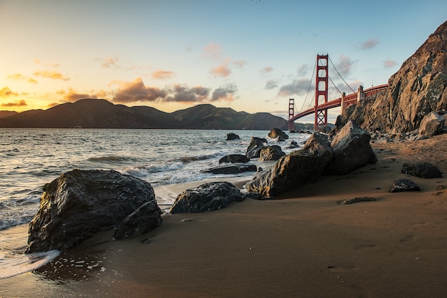 Hermosa puesta de sol y Golden Gate Bridge