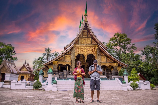 Foto hermosa puesta de sol en un hermoso templo en luang prabang en verano laos