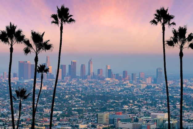 Hermosa puesta de sol del horizonte del centro de Los Ángeles en CA, EE.