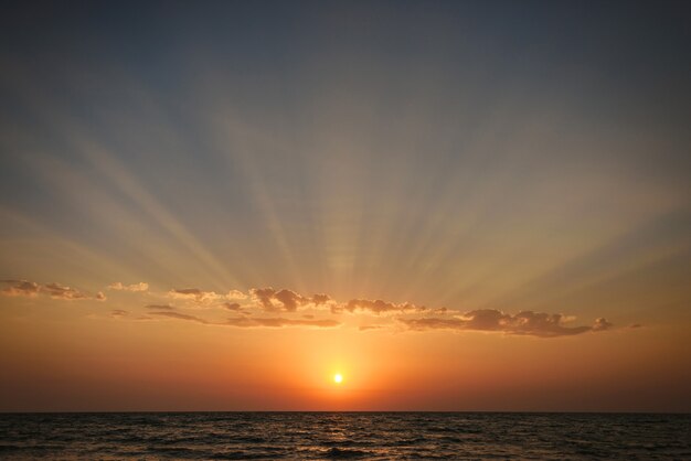 Hermosa puesta de sol increíble en la playa