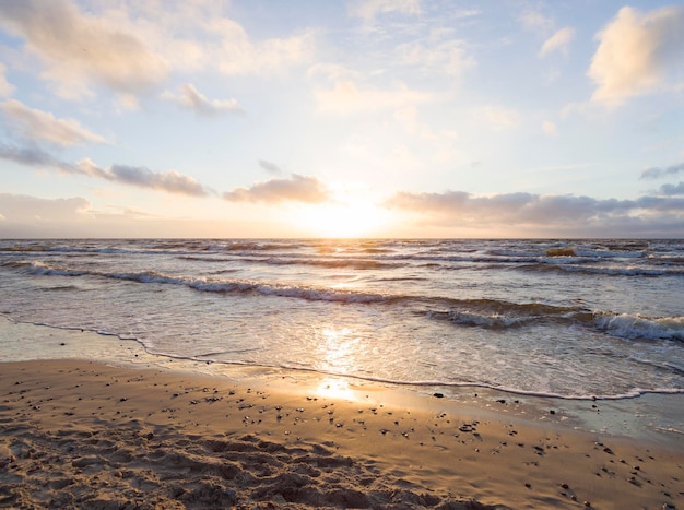 Hermosa puesta de sol de invierno en la playa de arena del Mar Báltico en Lituania Klaipeda