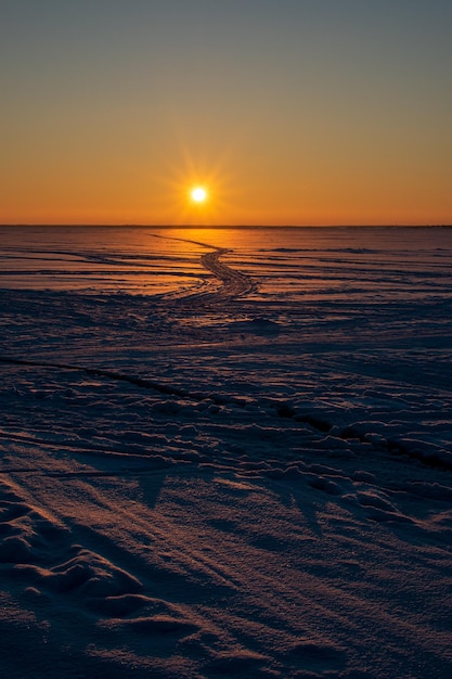 Hermosa puesta de sol de invierno en el río Volga