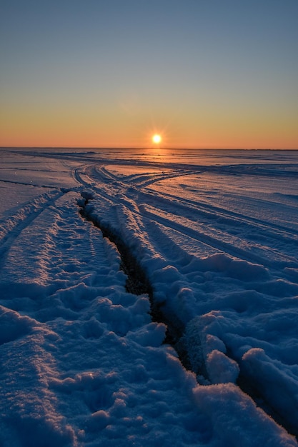 Hermosa puesta de sol de invierno en el río Volga