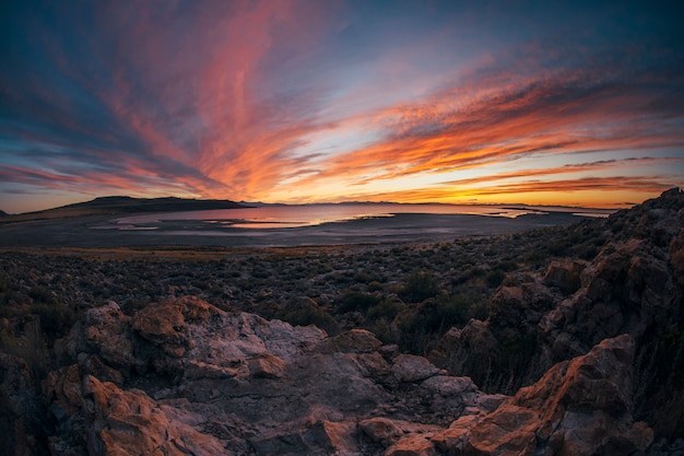 Hermosa puesta de sol en la isla antilope con rocas y colinas y lago