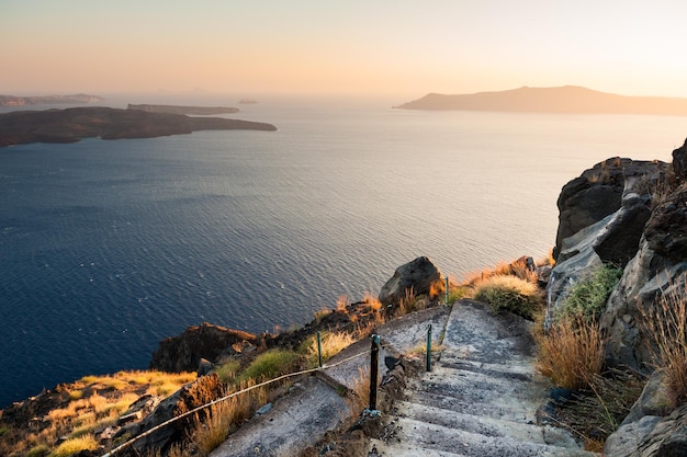 Hermosa puesta de sol en la isla de Santorini, Grecia. Camino al mar