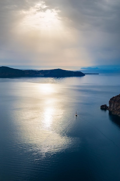 Hermosa puesta de sol en la isla de Santorini, Grecia. Paisaje de verano