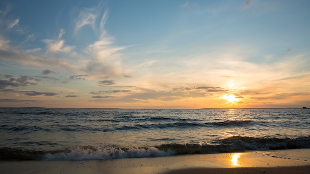 Hermosa puesta de sol junto al mar naranja puesta de sol