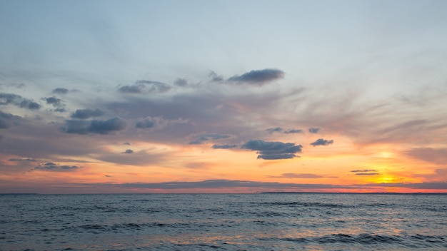 Hermosa puesta de sol junto al mar naranja puesta de sol