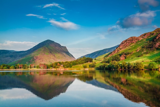 Hermosa puesta de sol en el lago en District Lake UK