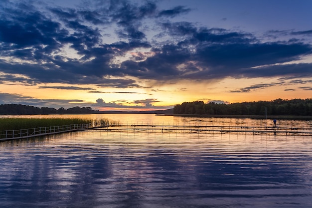 Hermosa puesta de sol en el lago en verano Europa