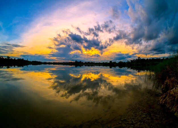 Hermosa puesta de sol en el lago.