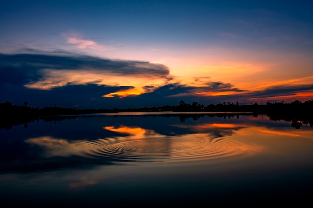 Hermosa puesta de sol en el lago.