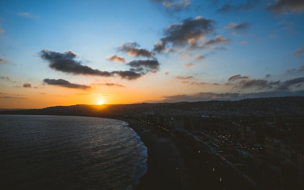 Foto hermosa puesta de sol en el mar mediterráneo costa azul francia épico crepúsculo paisaje viajando