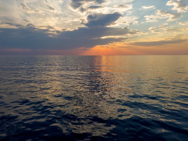 Una hermosa puesta de sol en el mar Mediterráneo