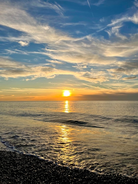 Hermosa puesta de sol en el mar negro