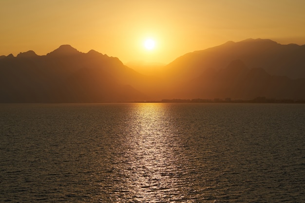 Hermosa puesta de sol en el mar