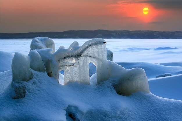 Hermosa puesta de sol en las montañas de invierno Paisaje de hadas de invierno Tarjeta de Navidad