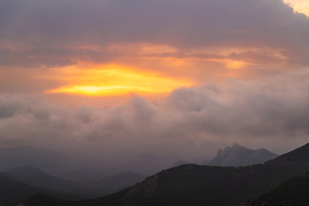 Hermosa puesta de sol en montañas verdes