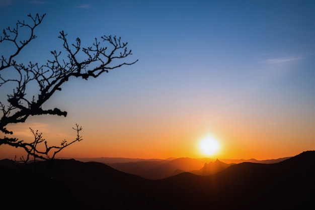 Hermosa puesta de sol en las montañas