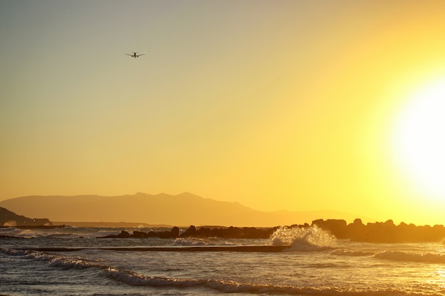 Hermosa puesta de sol naranja junto al mar en verano.