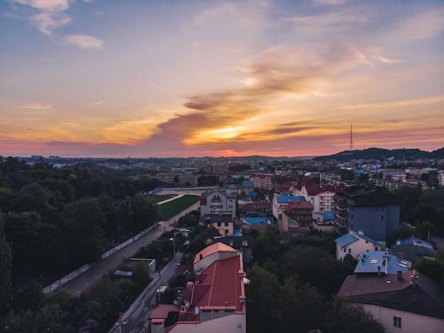 Hermosa puesta de sol naranja sobre la ciudad