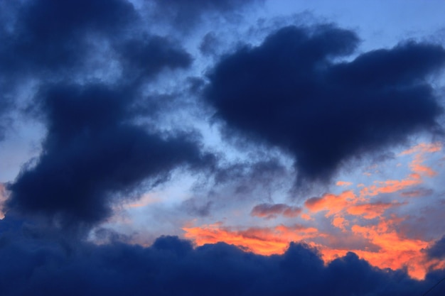 hermosa puesta de sol con nubes azul oscuro y carmesí