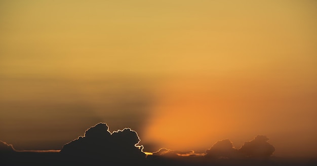 Foto hermosa puesta de sol con nubes