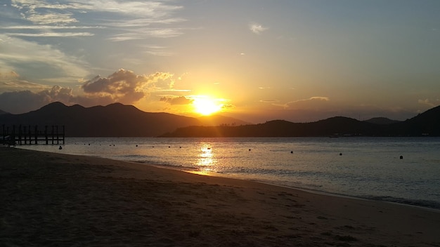 Hermosa puesta de sol o amanecer sobre el mar y las montañas