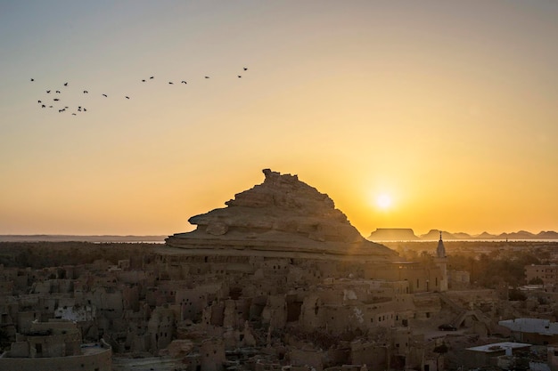 Hermosa puesta de sol en el oasis de Siwa. Ruinas de la fortaleza de Shali, ciudad vieja del oasis de Siwa, Egipto