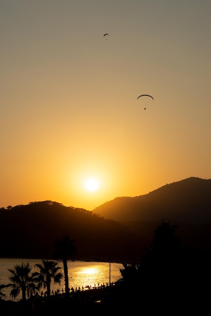 Hermosa puesta de sol en Oludeniz mientras se vuela en parapente Turquía