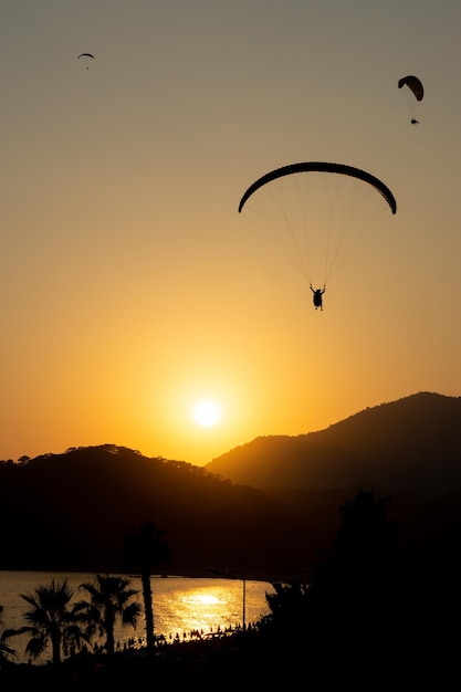 Hermosa puesta de sol en Oludeniz mientras se vuela en parapente Turquía