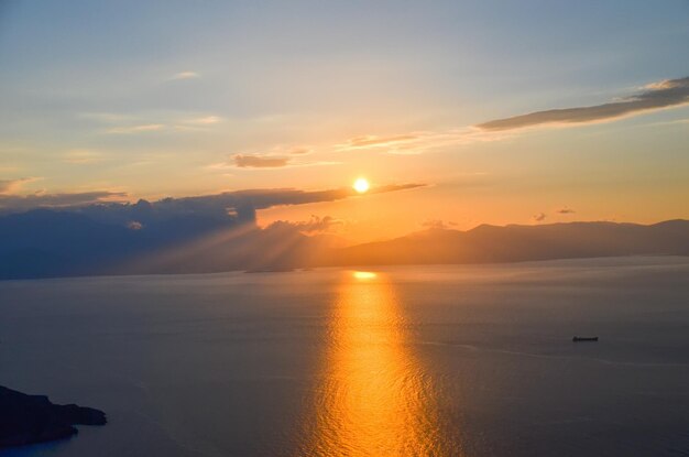 Foto hermosa puesta de sol en la orilla de la pintoresca isla de creta grecia