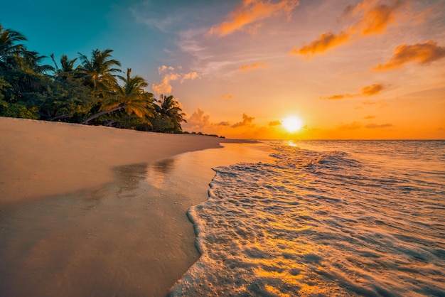Hermosa puesta de sol panorámica playa paraíso tropical. Tranquilas vacaciones de verano o paisaje de vacaciones.