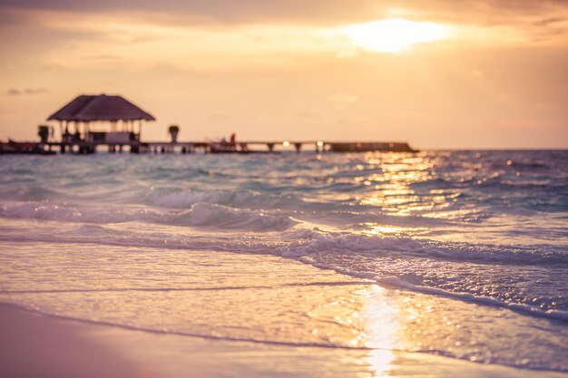Hermosa puesta de sol panorámica playa paraíso tropical. Tranquilas vacaciones de verano o paisaje de vacaciones.