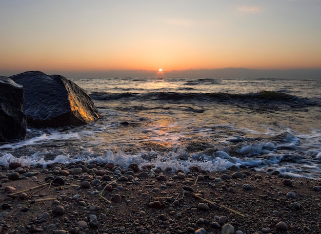 Hermosa puesta de sol en la playa de arena del Mar Báltico en Lietva Klaipeda