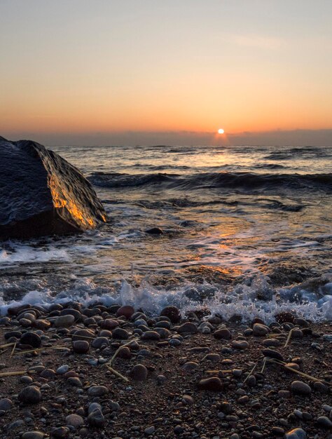 Hermosa puesta de sol en la playa de arena del Mar Báltico en Lietva Klaipeda