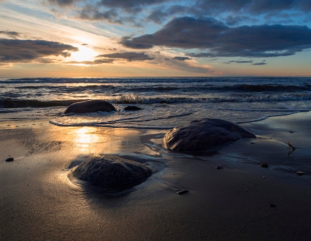 Hermosa puesta de sol en la playa de arena del Mar Báltico en Lietva Klaipeda