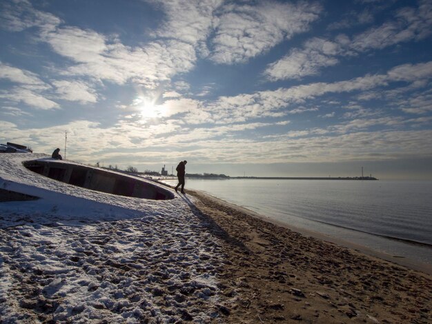 Hermosa puesta de sol en la playa de arena del Mar Báltico en Lituania Klaipeda