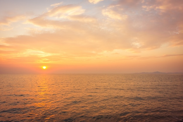 Hermosa puesta de sol en la playa y el mar