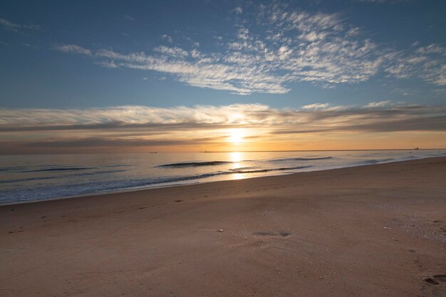 Una hermosa puesta de sol en la playa de Mazagón España En concepto de unas relajadas vacaciones