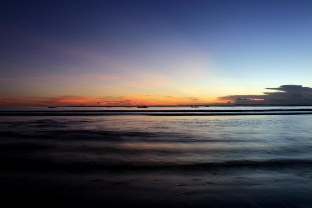 Hermosa puesta de sol en la playa de Pangandaran Java Occidental Indonesia