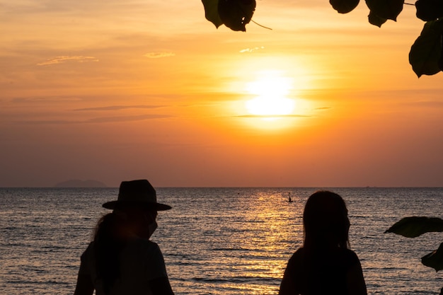 La hermosa puesta de sol en la playa Pattaya Tailandia