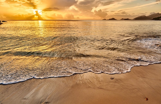 Hermosa puesta de sol en la playa de Seychelles