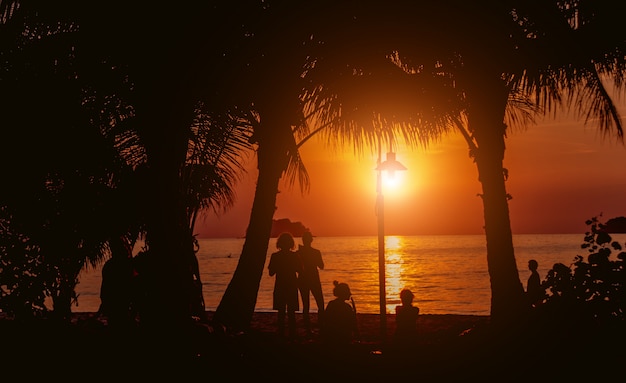 Hermosa puesta de sol en la playa en los trópicos. Cielo y océano