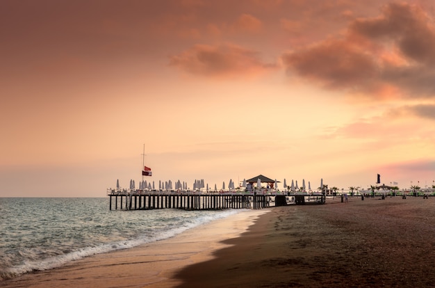 Hermosa puesta de sol en la playa